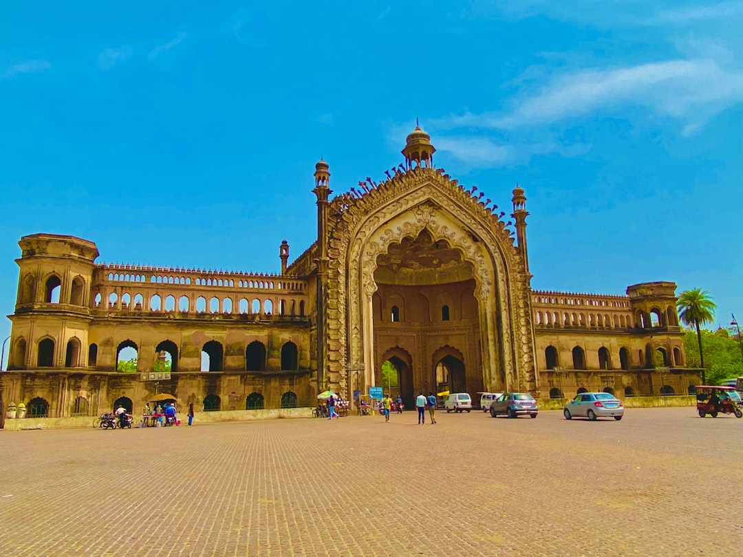Dehradun to Lucknow Cab